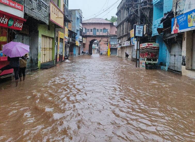 Markets flooded due to heavy rains in Lunawada, Mahisagar Mahisagar: લુણાવાડામાં બે કલાકમાં અઢી ઇંચ વરસાદ ખાબક્યો,  બજારો બેટમાં ફેરવાયા
