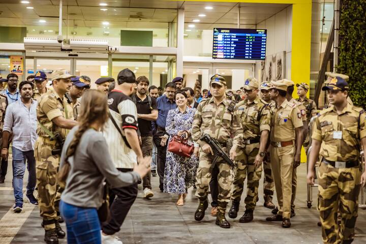 இதற்காக தோனியும் அவரது மனைவி சாக்ஷியும் சென்னை வந்தடைந்துள்ளனர். அவர்களுக்கு சென்னை விமான நிலையத்தில் மலர் தூவி உற்சாக வரவேற்பு வழங்கப்பட்டது.