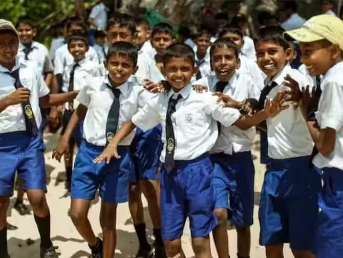 Indore School Accused Of Beating Students For Wearing Tilak On Forehead  Parents Create Ruckus In School Campus | Indore: माथे पर तिलक लगाकर आने  वाले बच्चों को टीचर ने मारे थप्पड़, स्कूल