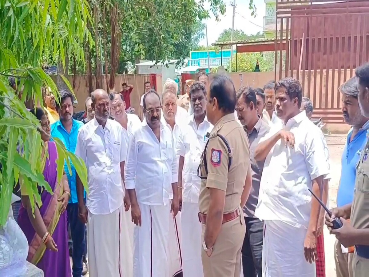 Tiruvannamalai: அரசு அலுவலக சுவரில் ஒட்டியிருந்த  போஸ்டர் கிழிப்பு  - அதிகாரியை மிரட்டிய அதிமுக பிரமுகருக்கு போலீஸ் வலைவீச்சு