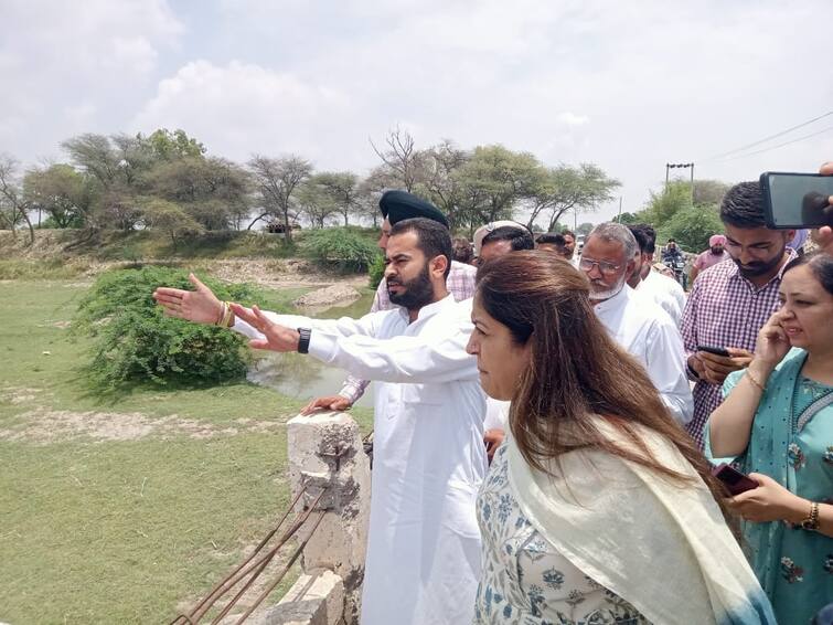 Water released into Sutlej from Hussainiwala ਵੱਡੀ ਖਬਰ: ਹੁਸੈਨੀਵਾਲਾ ਤੋਂ ਸਤਲੁਜ਼ 'ਚ ਛੱਡਿਆ ਗਿਆ ਪਾਣੀ, ਸਤਲੁਜ਼ ਦੀ ਕਰੀਕ ਪਾਰਲੇ ਪਿੰਡਾਂ ਨੂੰ ਸੁਰੱਖਿਅਤ ਥਾਂਵਾਂ ਤੇ ਪਹੁੰਚਣ ਦੀ ਸਲਾਹ