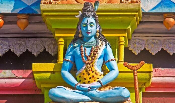 शंकराचा आशीर्वाद मिळावा म्हणून श्रावण महिन्यात विशेष पूजा केली जाते. शिवशंकराच्या पूजेप्रमाणेच श्रावणात दानाला देखील तितकंच महत्त्व आहे.