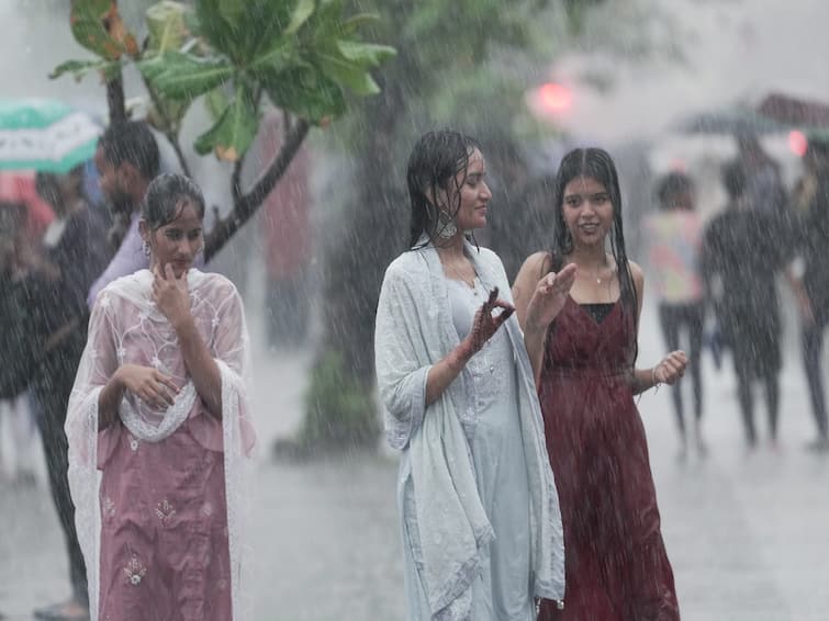 Monsoon Health Tips: Consume these things after getting soaked in rain Monsoon Health Tips: ચોમાસામાં વરસાદમાં પલળ્યા બાદ કરો આ ચીજોનું સેવન, શરદી-ઉધરસ આસપાસ પણ નહીં ફરકે