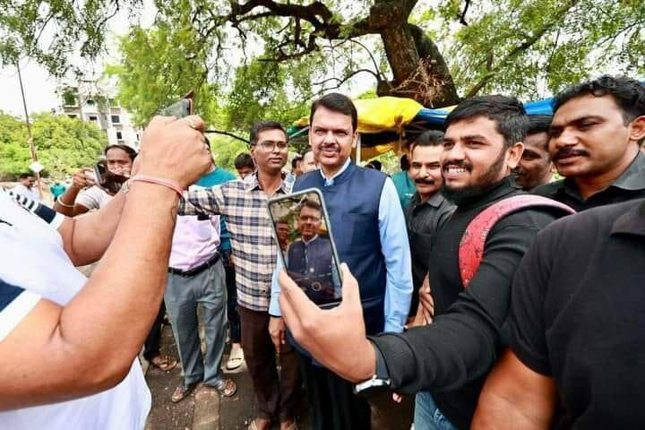 अत्यंत व्यस्त कार्यक्रमातून वेळ काढून त्यांनी कार्यकर्त्यांशी चर्चा केली.