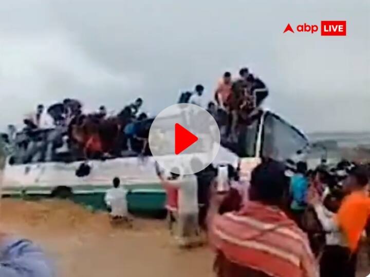 Uttarakhand HRTC Bus got stuck in swollen drain near Vikasnagar passengers jumped out to save life Watch: देहरादून जा रही हिमाचल प्रदेश रोडवेज की बस उफनते नाले में फंसी, देखिए यात्रियों ने कैसे बचाई जान?