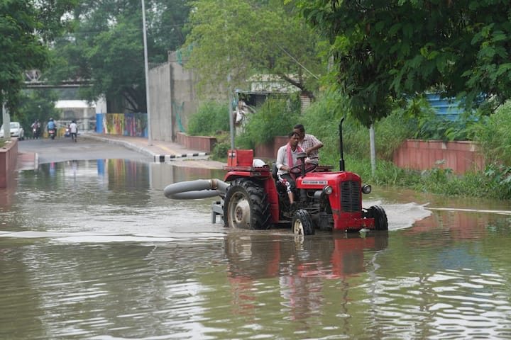 கடந்த சில தினங்களாக டெல்லி, ஹிமாச்சல பிரதேசம், உத்தராகண்ட் உள்ளிட்ட இடங்களில் தொடர் கனமழை பெய்து வருகிறது.