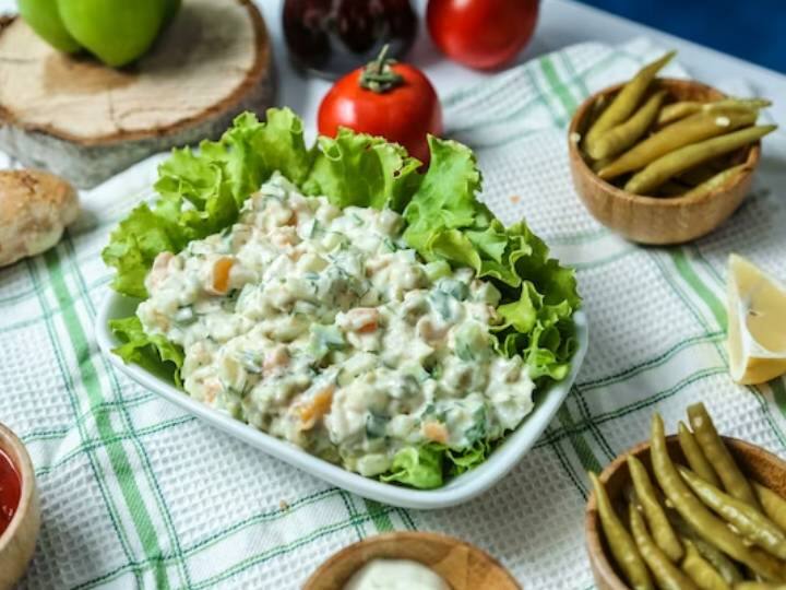 एक और कटोरा लें, उसमें ठंडी क्रीम, शहद और वेनिला एसेंस डालें, मिश्रण को मलाईदार होने तक फेंटें.इस मिश्रण को सलाद के कटोरे में डालें, अच्छे से टॉस करें और फ्रिज में रखें। इसे ठंडा-ठंडा आनंद लें.