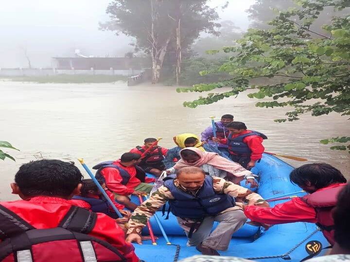 Three people stranded in Sutlej river due to sudden rise in water level ann Himachal Rain Alert: अचानक जलस्तर बढ़ने की वजह से सतलुज नदी में फंसे तीन लोग, राफ्ट की मदद से किया गया रेस्क्यू