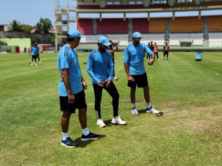 जडेजा और रविचंद्रन अश्विन कोच राहुल द्रविड़ से टिप्स लेते नजर आए. टीम इंडिया के कोच द्रविड़ खिलाड़ियों के लिए काफी मददगार साबित हुए हैं. अश्विन और जडेजा भारत के ऑलराउंडर खिलाड़ी हैं. ये दोनों बॉलिंग के साथ-साथ बैटिंग में भी कमाल दिखा चुके हैं.