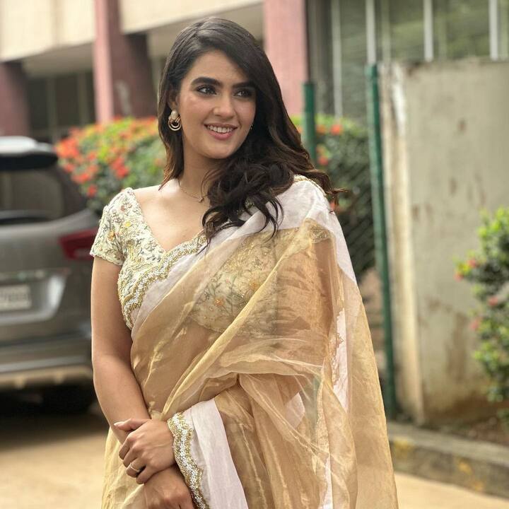 రీసెంట్ గా మలేషియాలో దిగిన ఫోటోలను కావ్య షేర్ చేసింది. Photo Credit: Kavya Thapar/ instagram