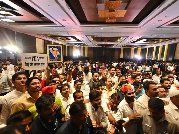 इसी कड़ी समाजवादी पार्टी के राष्ट्रीय अध्यक्ष अखिलेश यादव सोमवार (10 जुलाई) को मुंबई पहुंचे. यहां उन्होंने अपने संबोधन में बीजेपी को घेरते हुए कई गंभीर आरोप लगाए. इस दौरान जब सपा सुप्रीमों से पूछा गया कि क्या अखिलेश यादव 2024 में खुद को विपक्ष का चेहरा मानते हैं? जिसके जवाब में उन्होंने कहाहमारे पास कई चेहरे हैं जब समय आएगा तो हम लोग तय कर लेगें.