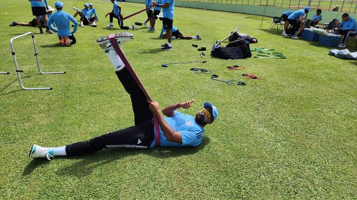 ক্যারিবিয়ান সফরে তিন ফর্ম্যাটেই দলে সুযোগ পেয়েছেন বাংলার মুকেশ কুমার। মহম্মদ শামিকে এই সিরিজে বিশ্রাম দেওয়া হয়েছে। দলে নেই উমেশ যাদবও। তাই এই সফরে কিন্তু জাতীয় দলের জার্সি গায়ে মুকেশের অভিষেক ঘটতেই পারে।