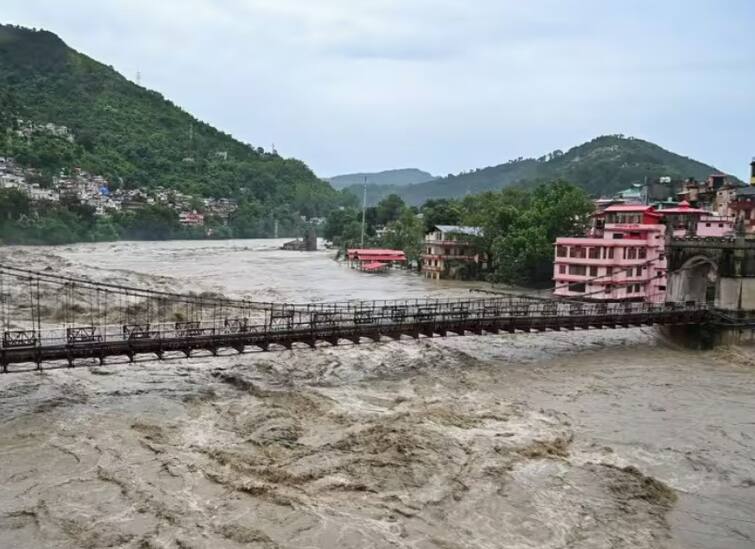 Floods in Himachal Pradesh due to Heavy rain  Himachal Flood: હિમાચલ પ્રદેશમાં બ્યાસ નદીનું રૌદ્ર સ્વરૂપ, મનાલી, કુલ્લુ, મંડીમાં સ્થિતિ બેકાબૂ,  અત્યાર સુધીમાં 54ના મોત