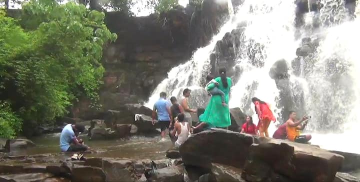 Sindhudurg Savdav Waterfall :  कोकणातील सिंधुदुर्ग जिल्ह्यामधील सावडाव धबधबा ओसंडून वाहू लागला आहे. त्यामुळे या धबधब्यावर पर्यटकांची गर्दी जमू लागली आहे.