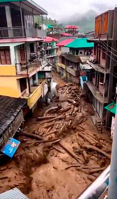 Himachal Flood: भारी बारिश से हिमाचल प्रदेश में 'जलप्रलय', तस्वीरों में देखें तबाही का मंजर