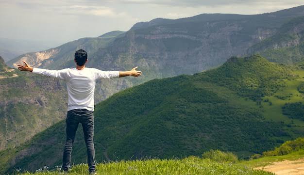 महाबलेश्वर, महाराष्ट्र : मानसून में घूमने के लिहाज से महाबलेश्वर (Mahabaleshwar) भी परफेक्ट है. यहां की धुंध वाली पहाड़ियां पूरे नजारे को रोमांटिक बना देता है. बारिश में यहां आकर आप लाइफटाइम मेमोरी क्रिएट कर सकते हैं.