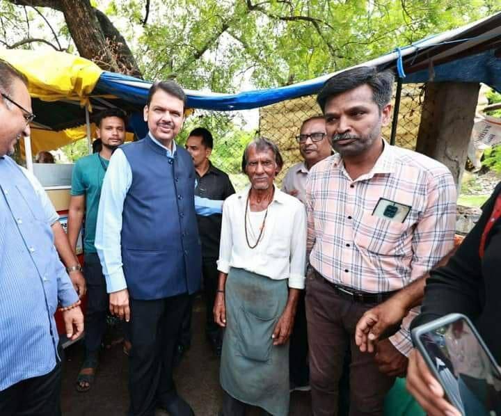 'नागपुरी जीवनाचा' महत्त्वाचा भाग 'टपरी चहा, तोही पावसाळ्यात.. आज (रविवारी) दुपारी नागपूर येथील चहाच्या स्टॉलवर 'गुप्पा' दरम्यान चहाच्या प्रत्येक घोटाचा आणि प्रत्येक शब्दाचा आनंद घेतला..' असे ट्वीट त्यांनी केलं.