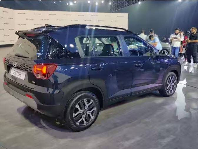 Hyundai Exter ਸਿਰਫ 1.2 ਲੀਟਰ ਪੈਟਰੋਲ ਨਾਲ ਲੈਸ ਹੈ ਪਰ ਇਸ ਵਿੱਚ CNG ਐਡੀਸ਼ਨ ਵੀ ਹੈ। 1.2L ਪੈਟਰੋਲ 83bhp ਦਾ ਉਤਪਾਦਨ ਕਰਦਾ ਹੈ ਅਤੇ 5-ਸਪੀਡ ਮੈਨੂਅਲ ਜਾਂ AMT ਆਟੋਮੈਟਿਕ ਨਾਲ ਮੇਲ ਖਾਂਦਾ ਹੈ। CNG ਵੇਰੀਐਂਟ ਘੱਟ ਪਾਵਰ ਪੈਦਾ ਕਰਦਾ ਹੈ ਅਤੇ ਸਿਰਫ਼ ਮੈਨੂਅਲ ਨਾਲ ਆਉਂਦਾ ਹੈ।
