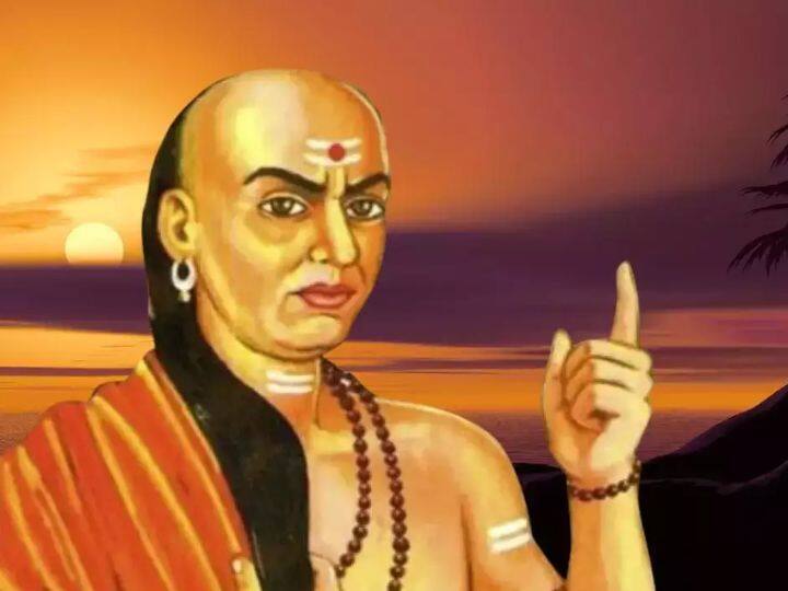 चाणक्य कहते हैं कि जब मनुष्य किसी श्रेष्ठ पद को प्राप्त कर लेता है तो वो घमंड में चूर हो जाता है. ये अहंकार ही व्यक्ति के पतन का रास्ता बनाता है इसलिए अहंकार को त्यागें और हर व्यक्ति को सम्मान दें.