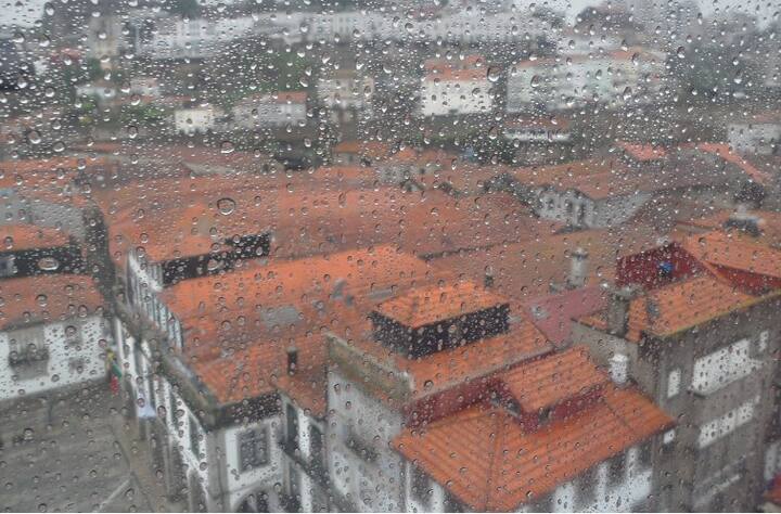 কিন্তু টানা বৃষ্টির ছাঁট বাড়ির দেওয়ালে এসে লাগলে তাতে ক্ষতির আশঙ্কা থাকে। বাঁচাতে কী করবেন?