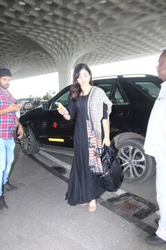 माथे पर बिंदी...चेहरे पर मुस्कान ब्लैक सूट पहने एयरपोर्ट पर स्पॉट हुईं रश्मिका मंदाना, सादगी देख आप भी हार बैठेंगे दिल