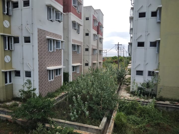 Thanjavur Insisting on allotment of Shack Replacement Board flats located in Vallam area to the beneficiaries TNN Thanjavur: வல்லம் பகுதியில் குடிசை மாற்று வாரிய அடுக்குமாடி குடியிருப்புகளை பயனாளிகளுக்கு ஒதுக்க வலியுறுத்தல்