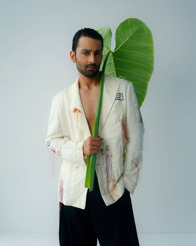 इस आउटफिट के साथ हिमांश ने हाथ में पत्ता ले रखा है और वो अलग-अलग पोज़ में फोटोशूट करवा रहे हैं.