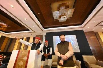 મુંબઈના કાર્યક્રમને લઈને અખિલેશ યાદવે કહ્યું કે હું અહીં ફેમિલી ફંક્શન માટે આવ્યો હતો, પરંતુ હું જોઉં છું કે જ્યારથી મુંબઈનો કાર્યક્રમ બન્યો છે ત્યારથી સમાચાર આવી રહ્યા છે કે હું કેટલાક નેતાઓને મળવા જઈ રહ્યો છું. તેમણે કહ્યું કે મહારાષ્ટ્રમાં ખૂબ ચર્ચા થઈ રહી છે, ફેરબદલ થયો છે, ત્યાર બાદ સમાચાર આવી રહ્યા છે કે સમાજવાદી પાર્ટી યુપીમાં તૂટવાની છે અને હું કહું છું કે આવનારા દિવસોમાં ભાજપ ખતમ થઈ જશે.