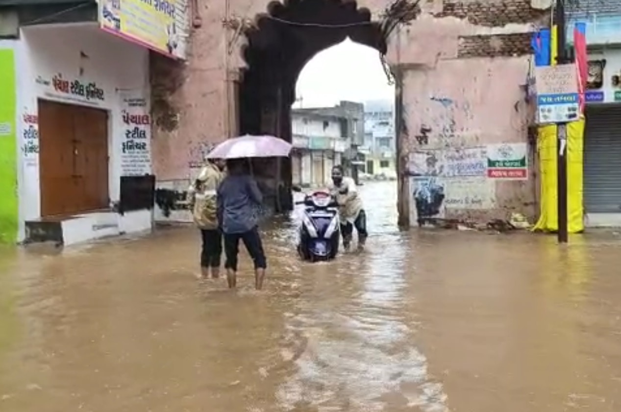 Mahisagar: લુણાવાડામાં બે કલાકમાં અઢી ઇંચ વરસાદ ખાબક્યો,  બજારો બેટમાં ફેરવાયા