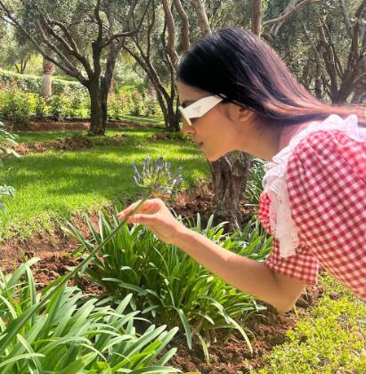 ஹே தேங்கா பத்த போல் ஒரு வெள்ள பல்லால ஒரு மாங்கா பத்த போல என்ன மென்னு தின்னாளே