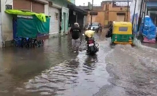 Aravalli Rain: અરવલ્લી જિલ્લામાં અનરાધાર વરસાદ, બજારમાં નદીની જેમ પાણી વહેતા થયા