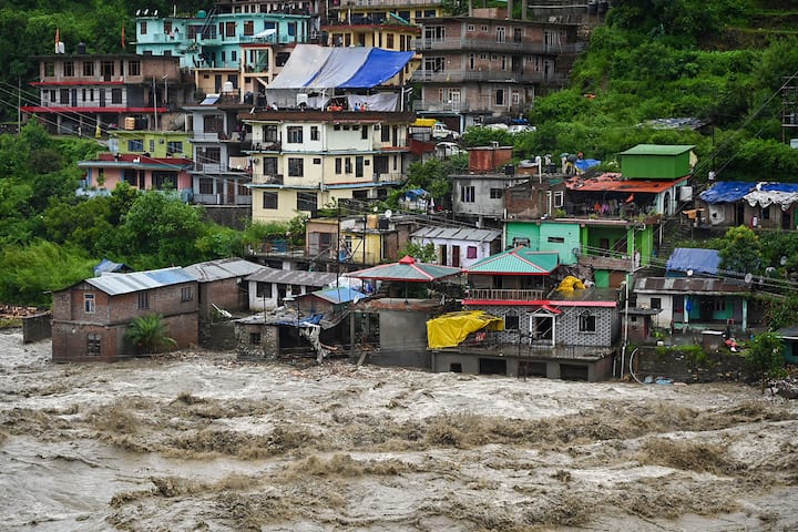 Himachal Flood: मौसम विभाग ने सोमवार को अत्याधिक बारिश का रेड अलर्ट जारी किया है. इससे एक दिन पहले राज्य में भारी बारिश के चलते जगह-जगह भूस्खलन हुआ, घरों को नुकसान हुआ और लोगों को जान भी गंवानी पड़ी.