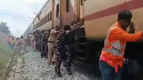 Jawans Pushing the Train Video | రైలు స్టార్ట్ అవుతదలేదని... ముందుకు తోసిన పోలీసులు |ABP Desam