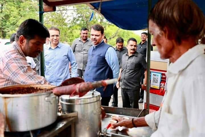 देवेंद्र फडणवीस यांनी रविवारी कार्यकर्त्यांसोबत टपरीवरील चहाचा आनंद घेतला.