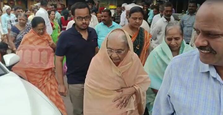 अजित पवार उपमुख्यमंत्री झाल्यानंतर त्यांच्या मातोश्री थेट पंढरपूरला पोहचल्या आहेत.