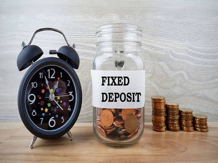 Fixed Deposit Interest Rate:  मुदत ठेव  (Fixed Deposit) ही सुरक्षित गुंतवणूक समजली जाते. हमखास परतावा मिळत असल्याने अनेकांचा ओढा मुदत ठेवीकडे असतो.
