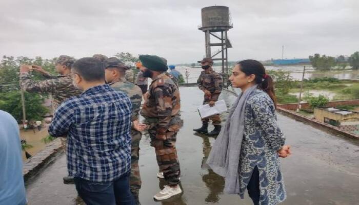 district administration Rescue operations people of the nearby villages to safe places after the gap in Ghaggar River ਘੱਗਰ ’ਚ ਆਲਮਗੀਰ ਨੇੜੇ ਪਏ ਪਾੜ ਤੋਂ ਪ੍ਰਭਾਵਿਤ ਪਿੰਡਾਂ ਨੂੰ ਸੁਰੱਖਿਅਤ ਸਥਾਨਾਂ ’ਤੇ ਲਿਆਉਣ ਦੀ ਕਾਰਵਾਈ ਤੇਜ਼