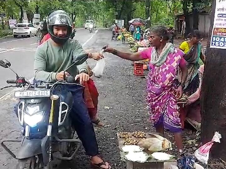 भिवंडी वाडा मार्गावर तसेच विक्रमगड जव्हार मार्गावर मोठ्या प्रमाणात आदिवासी महिलांकडून या रानभाज्या विक्री केली जात आहे.