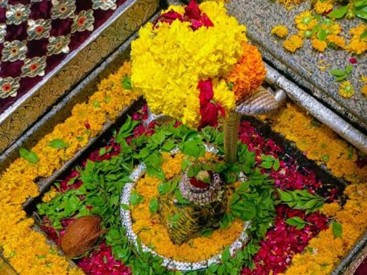 सावन के पहले सोमवार के दिन बाबा ओंकार का विशेष श्रृंगार किया गया. गेंदे और गुलाब के फूलों से ओंकार महाराज का भव्य श्रृंगार हुआ. प्रात:कालीन आरती में बाबा ओंकार को फलों का नैवेद्य लगाया गया.