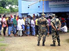 WB Panchayat Election 2023: पश्चिम बंगाल में 696 बूथों पर वोटिंग जारी, कड़ी सुरक्षा में डाले जा रहे वोट, तस्वीरें