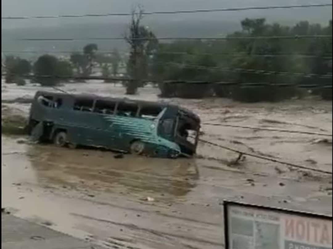 Bus Swallowed By Overflowing Beas River In Manali Amid Heavy Rainfall WATCH: Bus Swallowed By Overflowing Beas River In Manali Amid Heavy Rainfall