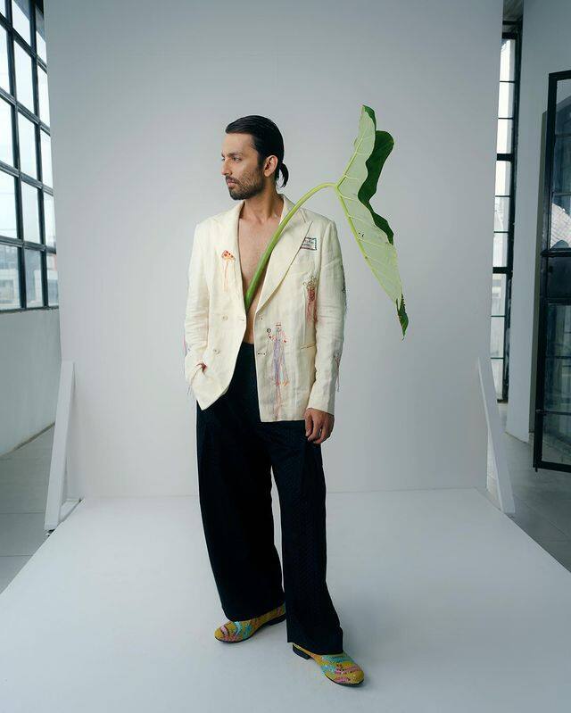 अपने लुक को अलग टच देने के लिए हिमांश ने आंखों में काजल लगा रखा और बालो में छोटी से चोटी बना रखी जिसका लोग बहुत मज़ाक बना रहे हैं.