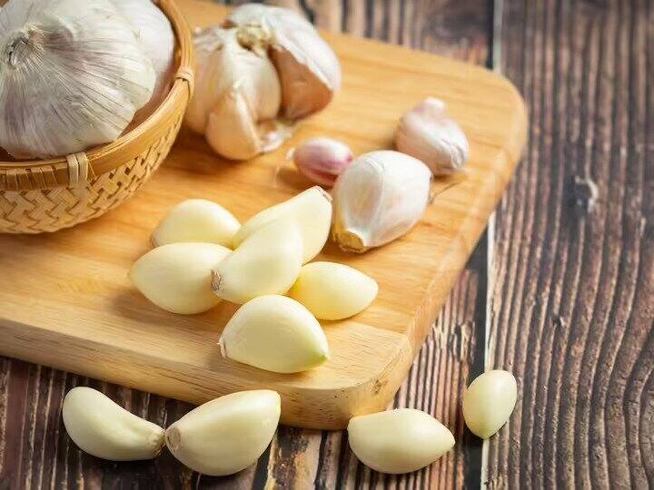 follow these way to eat garlic to control cholesterol and diabetes बढ़ा हुआ कॉलेस्ट्रोल बढ़ा रहा है टेंशन तो इस तरह से लहसुन को डाइट में कर लीजिए शामिल