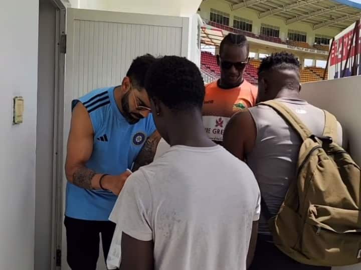 IND vs WI Virat Kohli autograph and photo with local players in dominica before 1st test IND vs WI: Virat Kohli ने एक बार फिर फैंस का जीता दिल, वीडियो में उनका खास अंदाज देख आप भी करेंगे तारीफ