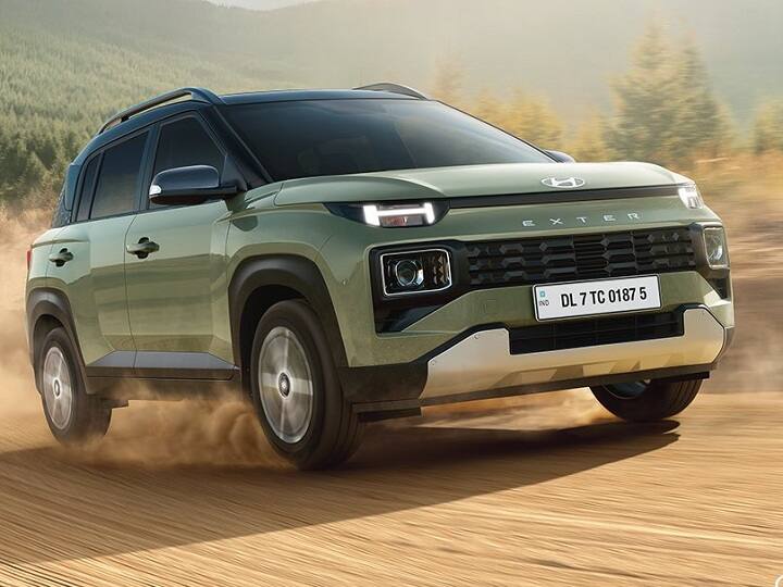 एक्सटर (Hyundai Exter) 6 मोनोटोन और 3 डुअल टोन रंगों में उपलब्ध है. इसमें व्हील आर्क और स्किड प्लेट भी हैं जो दूसरे एसयूवी स्टाइलिंग टच हैं. एक्सटर हुंडई एसयूवी लाइन-अप में वेन्यू से नीचे है.