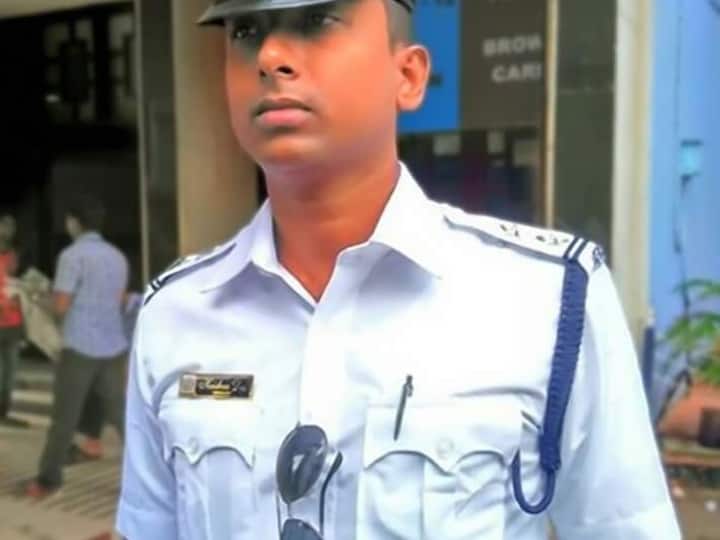Why is the uniform of Kolkata Police white While police of other states