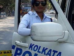 सारे देश की पुलिस खाकी वर्दी पहनती है, फिर क्यों कोलकाता पुलिस ही सफेद वर्दी पहनती है? जानिए वजह