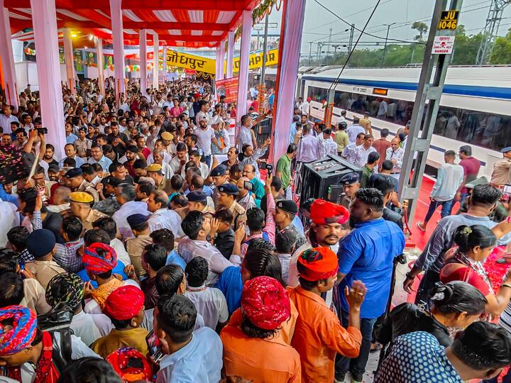 यामधली एक एक्सप्रेस ही गोरखपुर ते लखनौ आणि दुसरी जोधपुर ते साबरमती अशी धावत आहे.