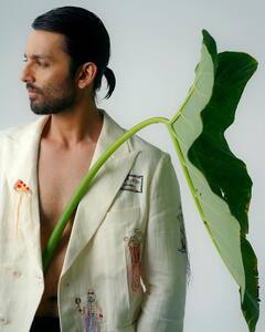 'यारियां' एक्टर ने पत्ते के साथ करवाया ऐसा फोटोशूट कि लोगों की बंद नहीं हुई हंसी, बोले- 'उर्फी को टक्कर देने निकले हो भाई'