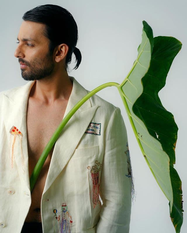 अब हाल ही में एक्टर ने फिर से अपनी कुछ अजीब ही फैशन सेंस वाली तस्वीरें शेयर की हैं जो लोगों के दिमाग के ऊपर से जा रही हैं.इस वजह से लोग एक्टर का मज़ाक उड़ा रहे हैं.